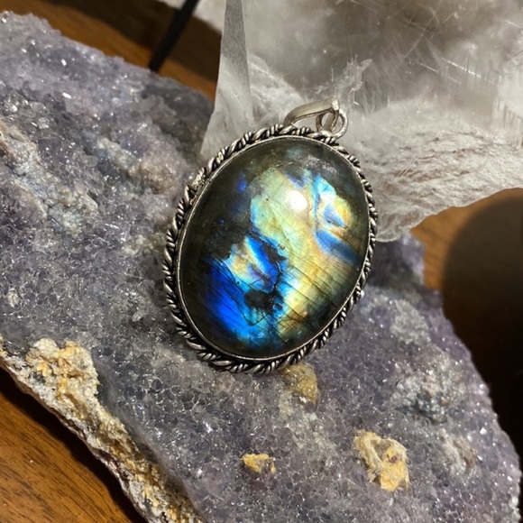 Labradorite Pendant - Picture 2 of 3